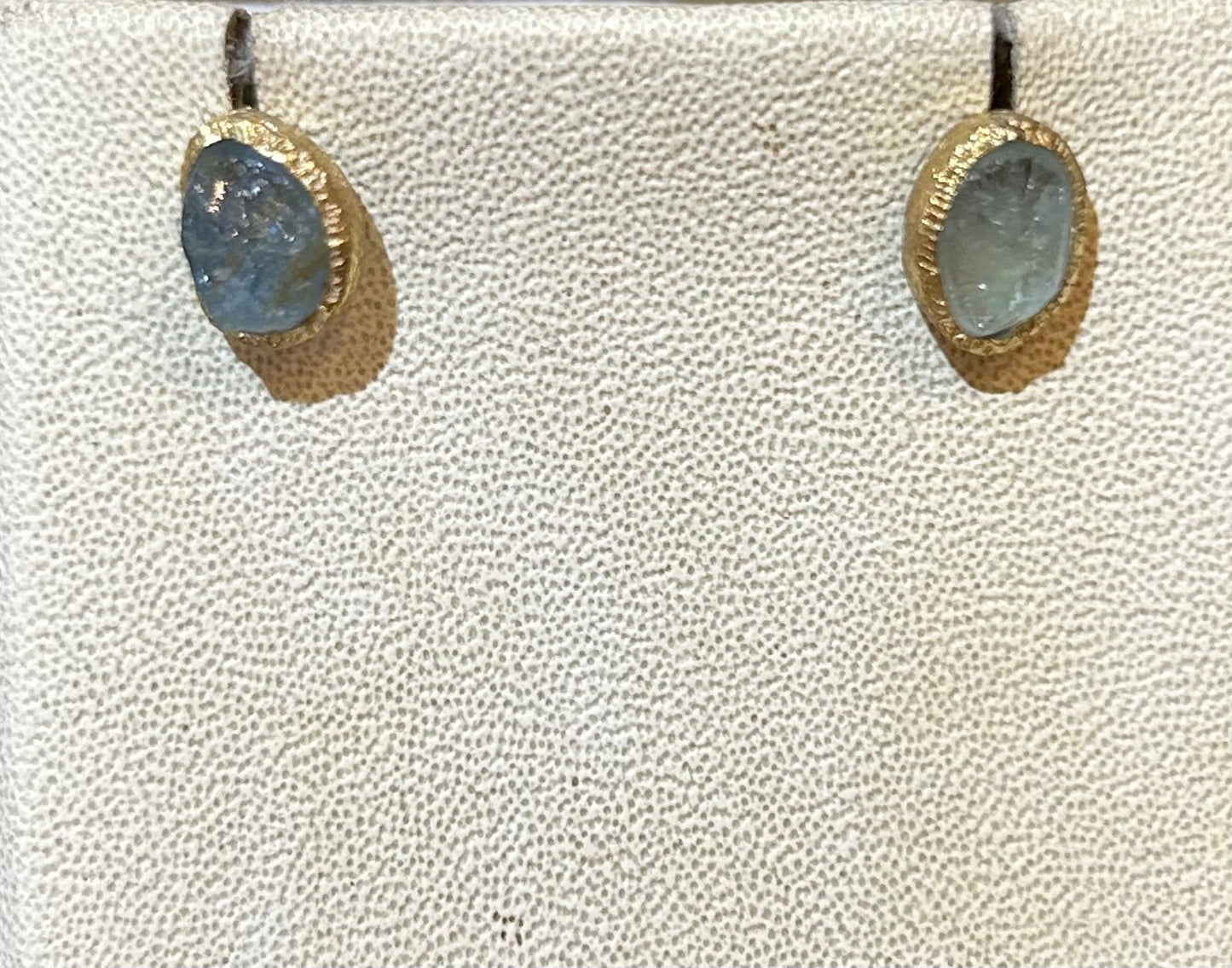 Aqua studs